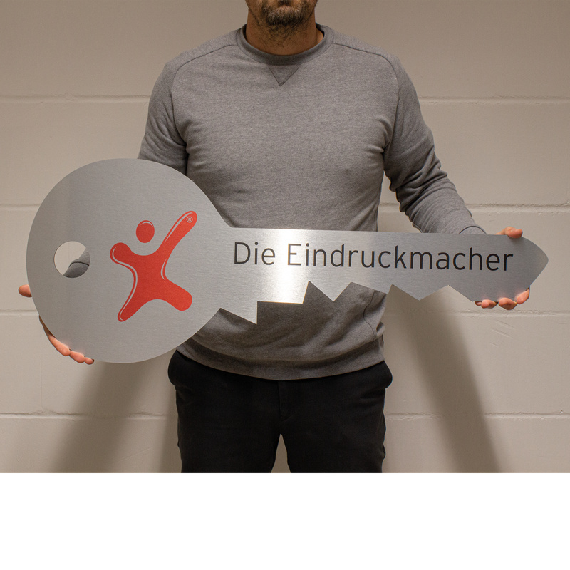 Individueller runder Zylinderschlüssel (B:89xH:35 cm) - auf Aluminiumplatte Silber gebürstet - selbst gestalten